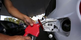 Gasolina atinge menor preço nas refinarias em 15 anos