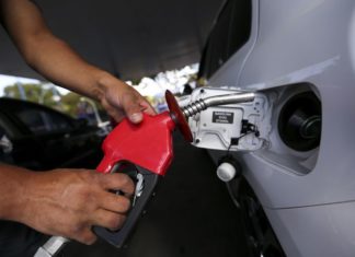 Gasolina atinge menor preço nas refinarias em 15 anos