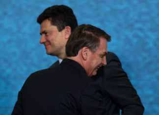 Moro pede demissão após troca na PF, e Bolsonaro tenta reverter