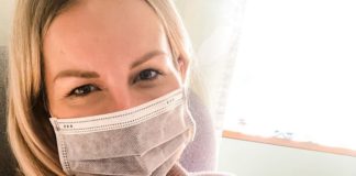 Mulher que deu à luz em coma por coronavírus abraça filha pela primeira vez