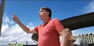 SEM MÁSCARA E TOSSINDO, BOLSONARO FAZ DISCURSO PARA MANIFESTANTES
