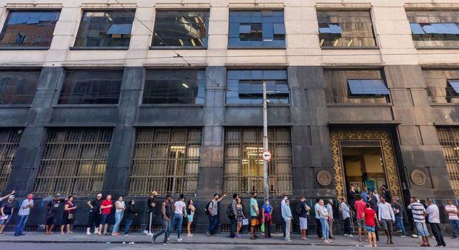 A cada 5 pessoas que vão a agências, só 1 tem direito ao auxílio, diz Caixa