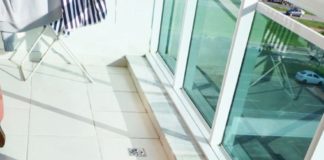 Laura Fernandez aproveita a manhã para tomar sol na varanda