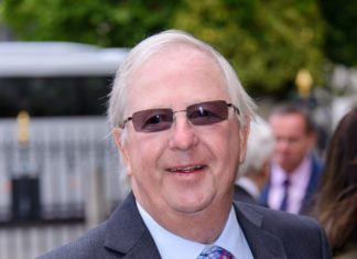 Comediante Tim Brooke-Taylor morre aos 79 anos vítima de coronavírus