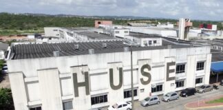 Técnicos de enfermagem e auxiliares do Huse fazem protesto para cobrar pagamento de 40% por insalubridade