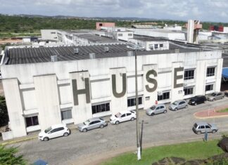 Técnicos de enfermagem e auxiliares do Huse fazem protesto para cobrar pagamento de 40% por insalubridade