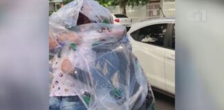 Filhas se ‘empacotam’ para dar abraço na mãe em SP e comovem a web