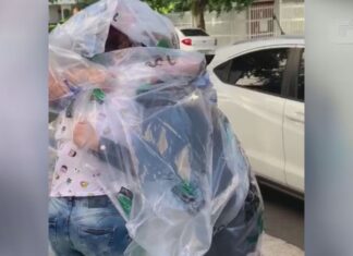 Filhas se ‘empacotam’ para dar abraço na mãe em SP e comovem a web