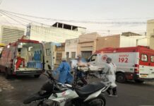 Pai e filha que aguardaram transferência por cerca de 7h, dentro de ambulâncias, testaram positivo para Covid-19