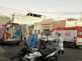 Pai e filha que aguardaram transferência por cerca de 7h, dentro de ambulâncias, testaram positivo para Covid-19