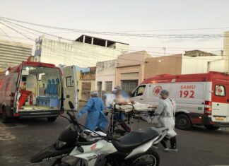 Pai e filha que aguardaram transferência por cerca de 7h, dentro de ambulâncias, testaram positivo para Covid-19