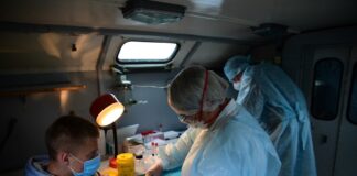 Transmissão de Covid-19 por pacientes sem sintomas parece ser rara, diz OMS