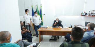 Prefeito Diógenes Almeida recebe comerciantes para discutir retomada gradual do comércio