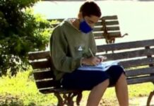 Aluno de escola pública comove a web ao estudar usando wi-fi de açougue, em Goiás