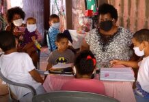 Cinco irmãos dividem o celular da mãe para estudar após a suspensão das aulas presenciais, em Itumbiara