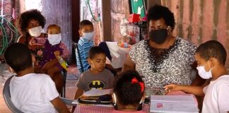 Cinco irmãos dividem o celular da mãe para estudar após a suspensão das aulas presenciais, em Itumbiara