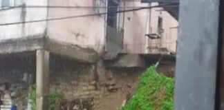 Parte do muro de casa desaba durante chuva e três famílias ficam desalojadas em Laranjeiras