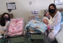 Após descobrir gravidez com uma semana de diferença, mãe e filha dão à luz no mesmo dia: ‘Experiência única’