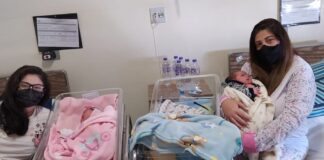 Após descobrir gravidez com uma semana de diferença, mãe e filha dão à luz no mesmo dia: ‘Experiência única’