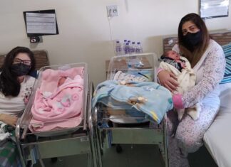 Após descobrir gravidez com uma semana de diferença, mãe e filha dão à luz no mesmo dia: ‘Experiência única’