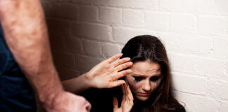 Homem agride esposa a chutes e socos e ameaça furá-la com uma faca em Itabaiana