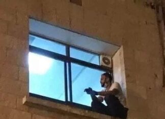 Filho escala parede do hospital e se despede da mãe internada por coronavírus