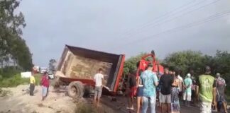 Caminhão carregado de areia tomba na SE-335