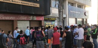 Descarte de calçados no Centro de Aracaju causa aglomeração e PM é acionada