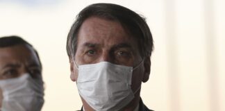 Bolsonaro sanciona lei que torna obrigatório o uso de máscara