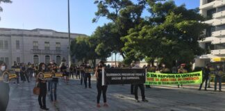 Lojistas protestam pela reabertura do comércio no centro de Aracaju