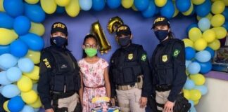 Menina de Areia Branca fã da PRF ganha festa surpresa com a presença dos policiais