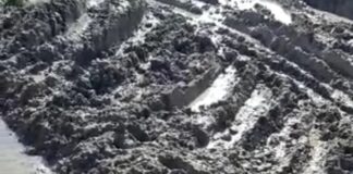 IRRITADOS COM A SITUAÇÃO, MORADORES BLOQUEIAM ENTRADA DA RUA “38”, NO BAIRRO MACAÉ, EM TOBIAS BARRETO-SE.