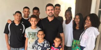 ‘Melhor sensação do mundo’, diz pai que adotou 13 filhos no RJ