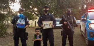 Menino de 3 anos salva amiguinho de afogamento e é homenageado pela PM; vídeo