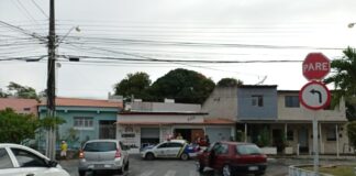 Adolescente alcoolizado bate carro contra residência em Aracaju