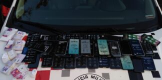 Adolescente é apreendido com mais de 50 celulares furtados após cair de telhado de shopping.