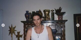 Neto de um dos maiores magnatas do mundo, músico foi encontrado morto com olhos e boca abertos e em pose de yoga