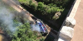 MINAS GERAIS: Ônibus cai de viaduto e mata 17 pessoas: motorista fugiu