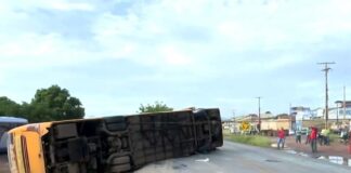 Quatro pessoas morrem e mais de 20 ficam feridas após ônibus tombar em rodovia do oeste da Bahia