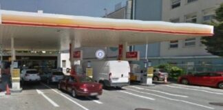 Mulher transa com assaltante em loja para atrasá-lo até chegada da polícia na Eslováquia