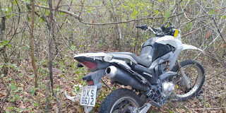 Polícia Militar encontra moto com placa de Tobias Barreto abandonada em matagal na cidade de Itabaianinha.