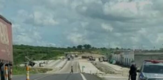 Homem é empurrado contra carreta e morre esmagado na BR-101