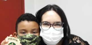 Delegada Danielle Garcia realiza sonho de uma criança em conhecer departamento policial