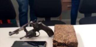 Polícia Civil de Tobias Barreto apreende cerca de 1kg de maconha e um revólver.