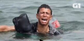 Amarrado a garrafas para flutuar, garoto migrante chega chorando a praia da Espanha.