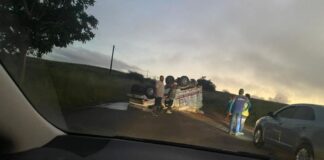 Caminhão tomba e deixa motorista ferido