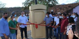 Prefeito reúne comitiva para inauguração de banheiro químico e ação repercute