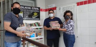 Diretora Escolar doa livros à biblioteca da Delegacia de Tobias Barreto