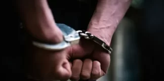 Farmacêutico é preso após lamber nádegas de mulher antes de aplicar injeção