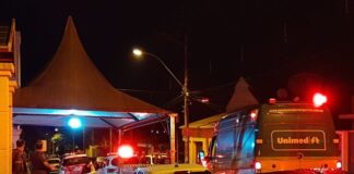 Homem procura atendimento em hospital, esfaqueia sete pessoas e é morto pela PM